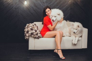 Şirin, çekici ve tüylü köpeği olan bir kız.