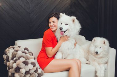 Şirin, çekici ve tüylü köpeği olan bir kız.