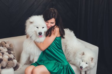 Şirin, çekici ve tüylü köpeği olan bir kız.