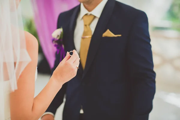 Невеста проведение кольца во время свадебной церемонии, и жених на — стоковое фото