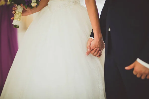 Свадебная тема, взявшись за руки молодоженов — стоковое фото