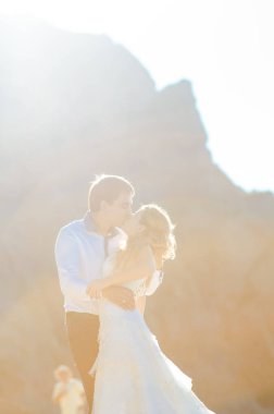 Balayı çift romantik sevgi Sahil gün batımında. Yeni evli mutlu genç zevk okyanus seyahat tatil tatil kaçamağı sırasında kucaklayan. Interracial, Asyalı kadın, beyaz adam.