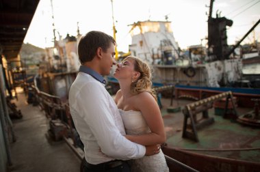 Mutlu gelin ve damat bir yatta sarılma - her otherevening arıyorsunuz güneş sarı