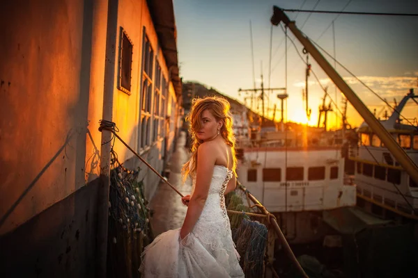 Schöne junge Frau im Brautkleid — Stockfoto