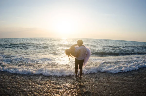 Viaje por el mar, feliz pareja abrazándose al lado cerca del agua caliente de verano del océano. Luna de miel con espacio de copia — Foto de Stock