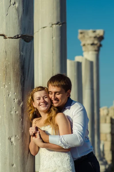 Ευτυχισμένο παιχνιδιάρικο ζευγάρι στην αγάπη που χρονολογείται κάνοντας αστεία και γελώντας στο δρόμο μιας παλιάς πόλης. — Φωτογραφία Αρχείου