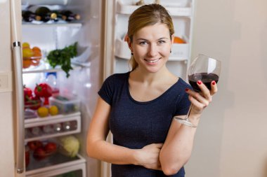 Genç kadın buzdolabı şarap kırmızı içme pijama