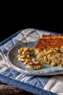 Güzel seramik tabakta muzlu ekmek ve damalı kumaş.