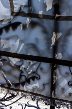 Güneşli bir günde beyaz bezle kaplanmış tarihi kırsal korkuluklar.