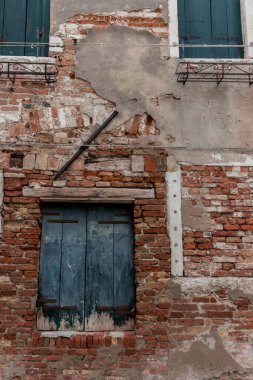 Kırık ve alçılı kırmızı tuğlalı yeşil pencere kepengi