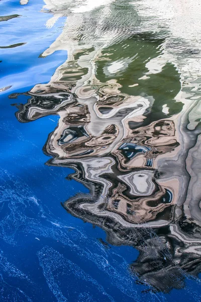 Абстрактный Образ Берлинского Острова Германия Отражается Реке Шпри — стоковое фото