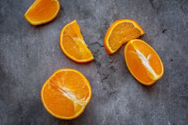 Gri arkaplanda portakal dilimleri