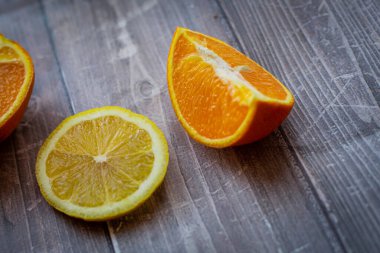 ahşap arka planda limon ve portakal