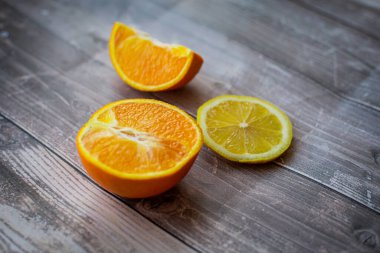ahşap arka planda limon ve portakal