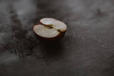 Koyu renk işlemeli yarım elma.