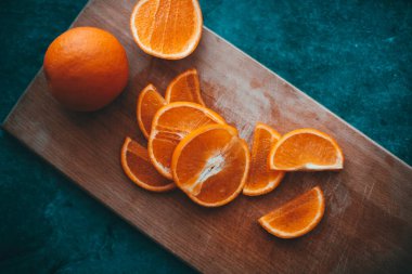 Mutfak tahtasındaki portakal dilimleri.