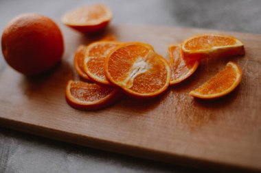 Mutfak tahtasındaki portakal dilimleri.