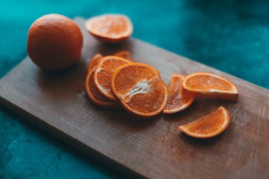 Mutfak tahtasındaki portakal dilimleri.