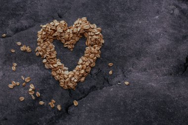 Gri arka planda doğal yulaf ezmesi taneleri