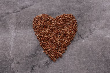 Gri arkaplanda karabuğday taneleri