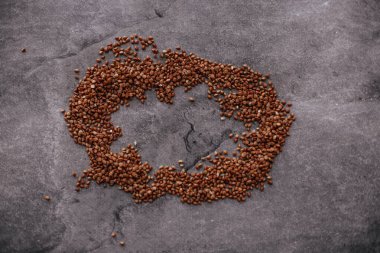 Gri arkaplanda karabuğday taneleri