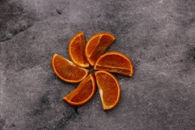 Gri arkaplanda portakal dilimleri