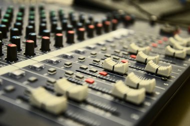 Kaydırıcının üzerinde profesyonel ses karıştırıcı kapatın.