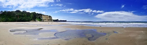 Plajă frumoasă cu nisip în ziua de vară — Fotografie, imagine de stoc
