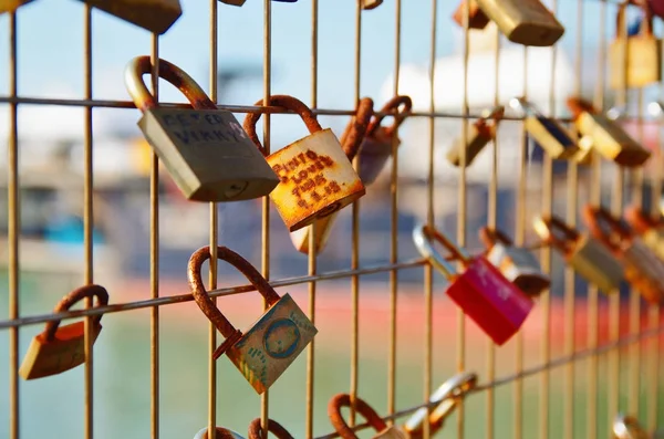 Láska zámky na plot. — Stock fotografie
