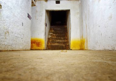 Kirli ve ürpertici terk edilmiş Bodrum. Kiler askeri amaçlar için.