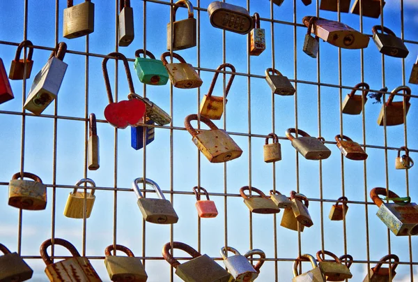 Amore serrature sulla recinzione . — Foto Stock