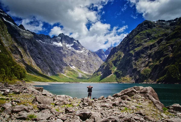 站在新西兰的玛丽安湖前的人 独自旅行的概念 自由生活 世界上最美丽的地方 — 图库照片
