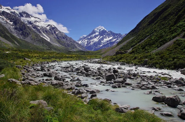 Güzel Doğal Peyzaj Kaya Nehir Karlı Dağlar Içinde Belgili Tanımlık — Stok fotoğraf