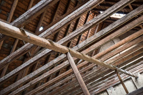 Gealterte Balken Einer Alten Scheune Alte Dachkonstruktion Detail Hölzer — Stockfoto