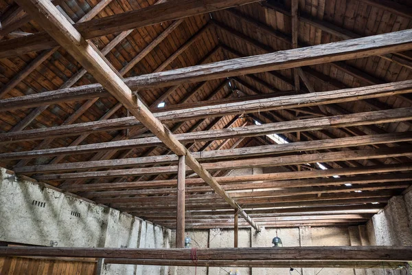 陈年的横梁在一个旧谷仓 古老的屋顶设计细节 木制木料 免版税图库照片