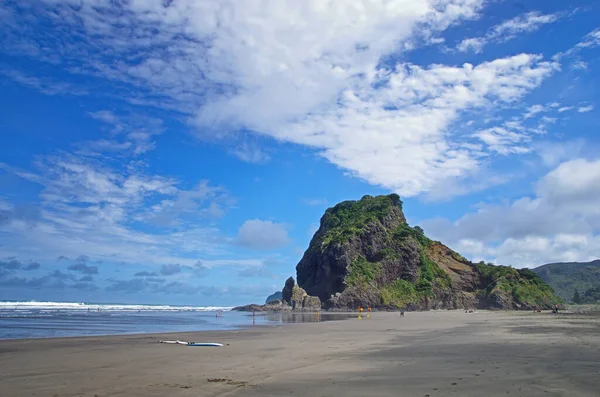 Yeni Zelanda Daki Piha Sahili Nde Lion Rock Ünlü Plaj Stok Fotoğraf