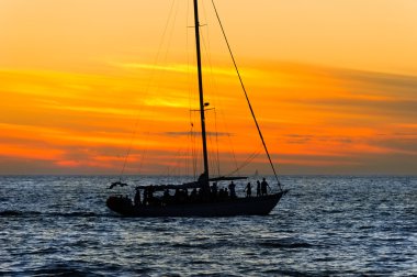 Gün batımı yelkenli parti