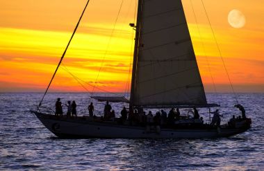 Yelkenli günbatımı partisi