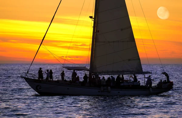 Yelkenli günbatımı partisi