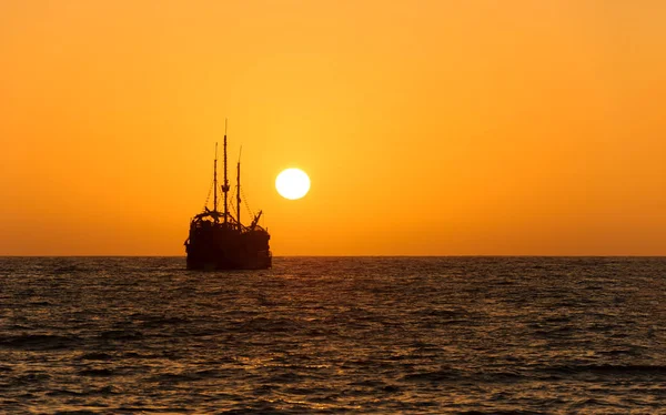 Oceaan zonsondergang schip silhouet — Stockfoto