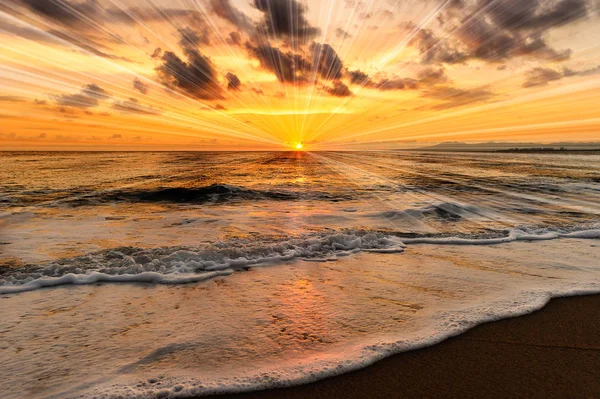 Під час заходу сонця сонячними променями океану — стокове фото