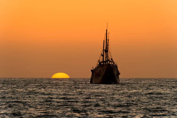 Oceaan zonsondergang schip silhouet — Stockfoto
