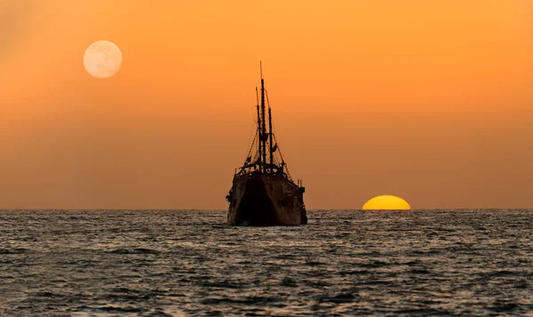 Silueta de puesta del sol nave océano — Foto de Stock