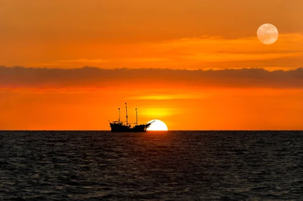 Schip piraat silhouet — Stockfoto