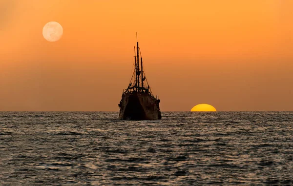 바다 일몰 선박 실루엣 — 스톡 사진