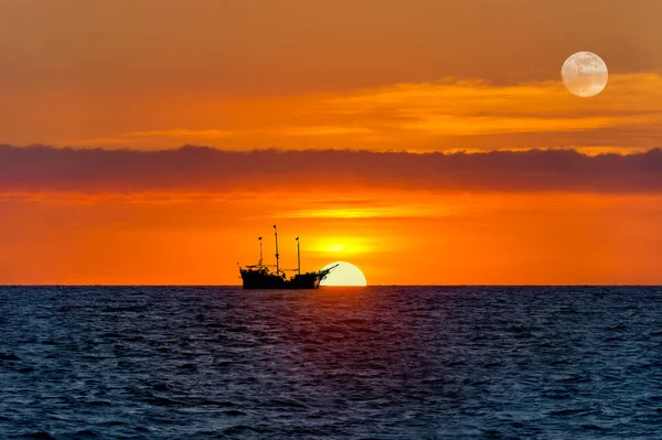 Stary Drewniany Statek Siedzi Morzu Gdy Słońce Zachodzi Ocean Horizon — Zdjęcie stockowe