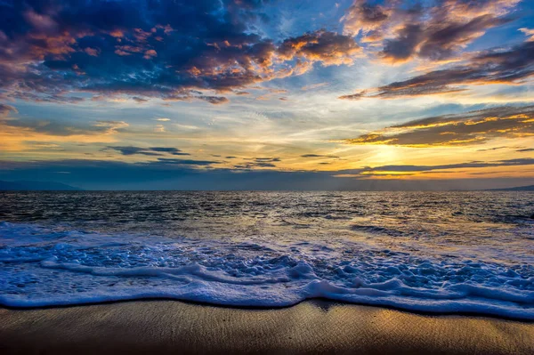 Colorido Paisaje Atardecer Del Océano Mientras Una Ola Llega Playa — Foto de Stock