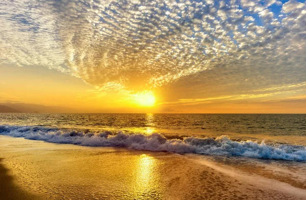 波としてのカラフルな海の夕日の風景が海岸に来る — ストック写真