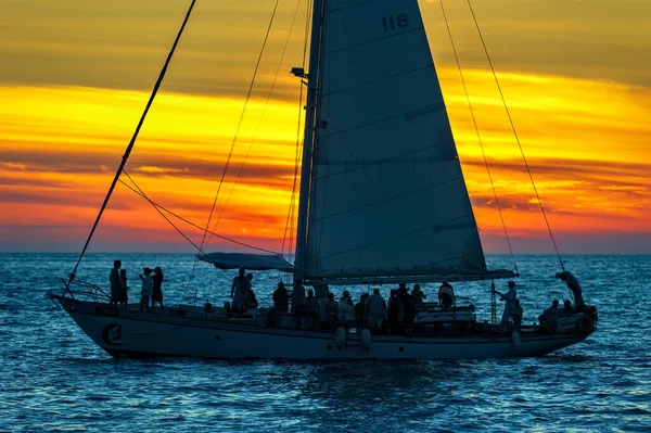 Een Zeilboot Vol Met Mensen Die Een Feestje Hebben Oceaan — Stockfoto