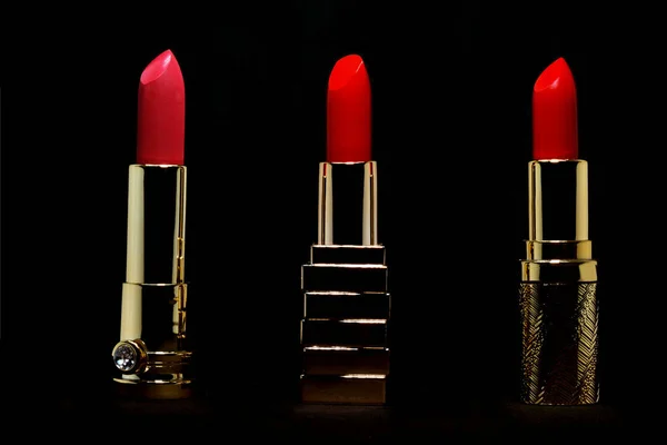 Roter Lippenstift Goldmantel Auf Schwarzem Hintergrund Make Und Kosmetikkonzept — Stockfoto